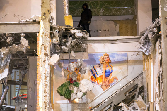 Сеть парфюмерно-косметических магазинов «Л’Этуаль» из-за массовых сносов потеряла три больших магазина: здания у м. «Савеловская» (на фото) и у м. «Таганская» уже снесены, в приговоренном к сносу ТЦ «Пирамида» компания заранее закрыла магазин