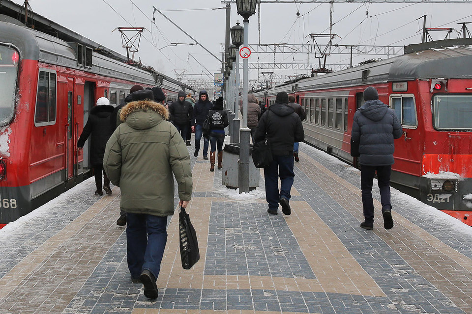 Почти 70% пассажиров пригородных поездов, ездящих из области в Москву, пользуются смартфонами