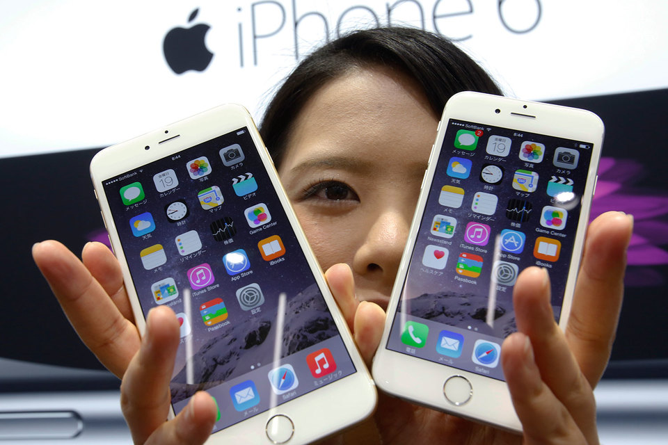 Продажи смартфона Apple в мире впервые снизились год к году