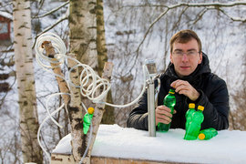 Алексей Грибин сконструировал для сбора древесного сока фирменный сокопровод – из медицинских трубочек и капельницы