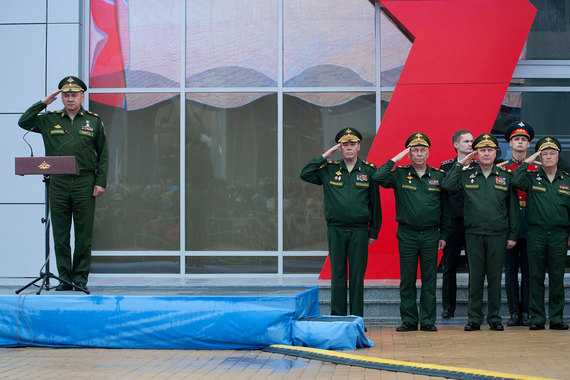 Сергей Шойгу (слева) готов выполнить любую задачу, в том числе и по сокращению бюджета