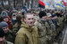 На киевском майдане и прилегающих территориях остаются сотни людей, которые в субботу пришли почтить память Героев небесной сотни - жертв событий двухлетней давности, передает "Интерфакс-Украина"