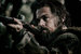 «Выживший» (The Revenant) Алехандро Г. Иньярриту – лидер по числу номинаций (12) и самый титулованный фильм сезона: упомянем три «Золотых глобуса» («Лучший фильм-драма», «Лучшая режиссура», «Лучшая главная мужская роль» – Леонардо Ди Каприо), пять премий BAFTA (к лучшему фильму, режиссуре и мужской роли тут добавлены операторская работа Эммануэля Любецки и лучший звук), призы гильдии режиссеров (Иньярриту) и актеров (Ди Каприо). Что почти не вызывает сомнений – это долгожданный «Оскар» Ди Каприо. «Оскар» за режиссуру, скорее всего, уйдет к Иньярриту (и будет для него вторым подряд после прошлогоднего «Бёрдмена»). Шансы получить второго «Оскара» подряд велики и у оператора Любецки. Но на «Лучший фильм» «Выживший», вероятно, не потянет. Не только потому, что это было бы тоже второй раз подряд. The Hollywood Reporter отмечает, что «Выживший» не номинирован за сценарий ни Киноакадемией, ни Гильдией сценаристов. А случаев, когда фильм, не имевший таких номинаций, получил бы главного «Оскара», в истории не было ни разу.