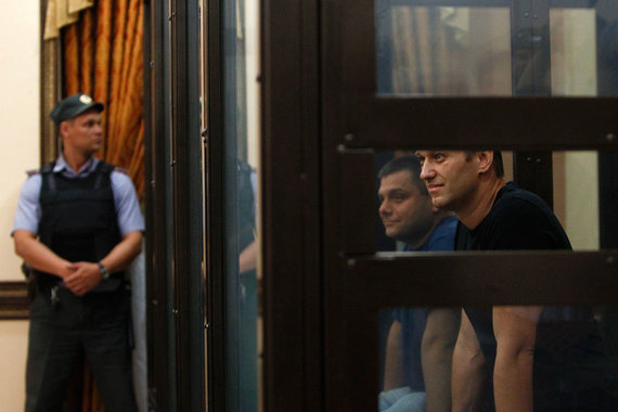 По мнению ЕСПЧ, Алексей Навальный (справа) и Петр Офицеров осуждены за обычный бизнес