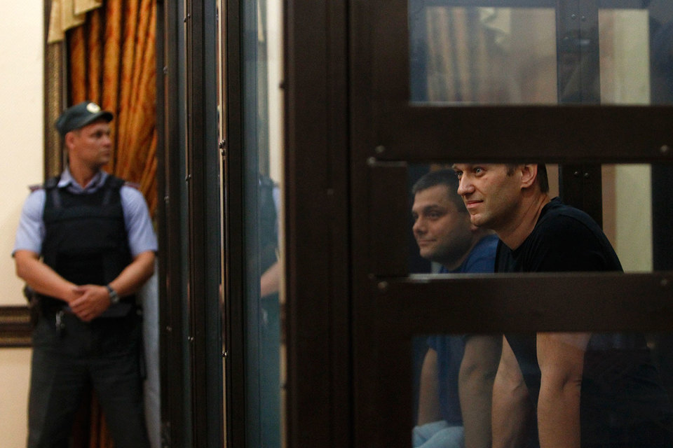 По мнению ЕСПЧ, Алексей Навальный (справа) и Петр Офицеров осуждены за обычный бизнес
