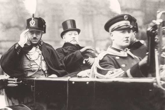 В сентябре 1924 г. эмир Аманулла-хан (слева на фото) пригласил советских летчиков для оказания помощи афганской армии, которая вела напряженную борьбу с повстанческим движением в центре страны