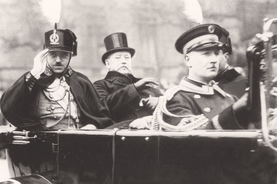 В сентябре 1924 г. эмир Аманулла-хан (слева на фото) пригласил советских летчиков для оказания помощи афганской армии, которая вела напряженную борьбу с повстанческим движением в центре страны