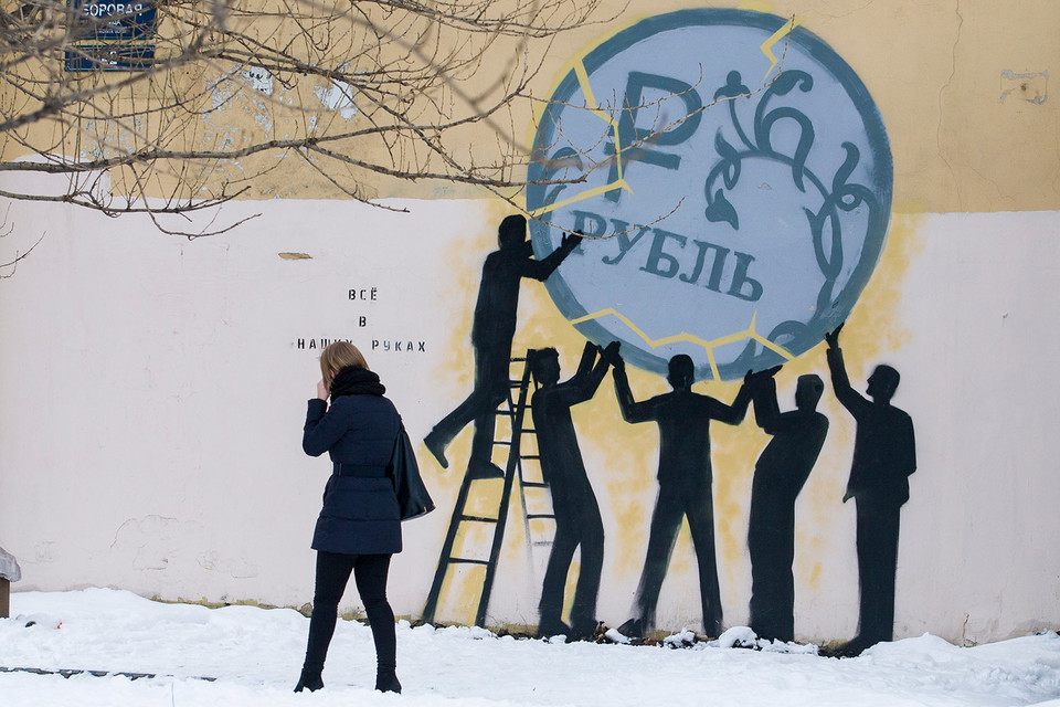 В начале торгов 1 марта курс рубля на Московской бирже резко вырос к доллару и евро