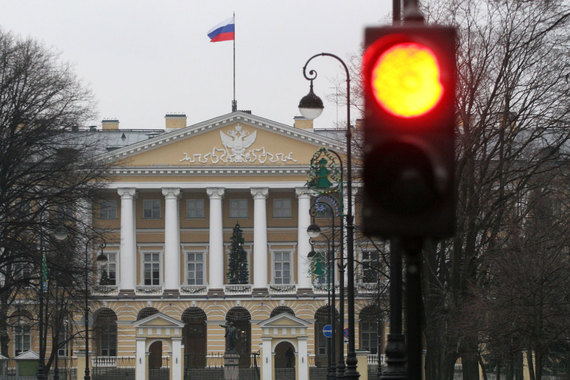 Смольный сократит численность чиновников на 4%