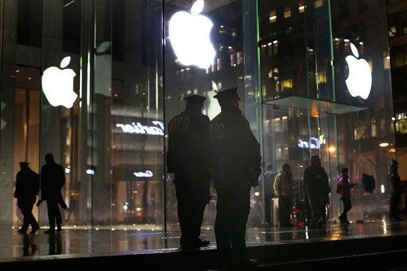Суд Нью-Йорка, рассматривающий тяжбу Apple с министерством юстиции, решил, что правоохранители не могут заставить Apple извлечь данные с заблокированного смартфона