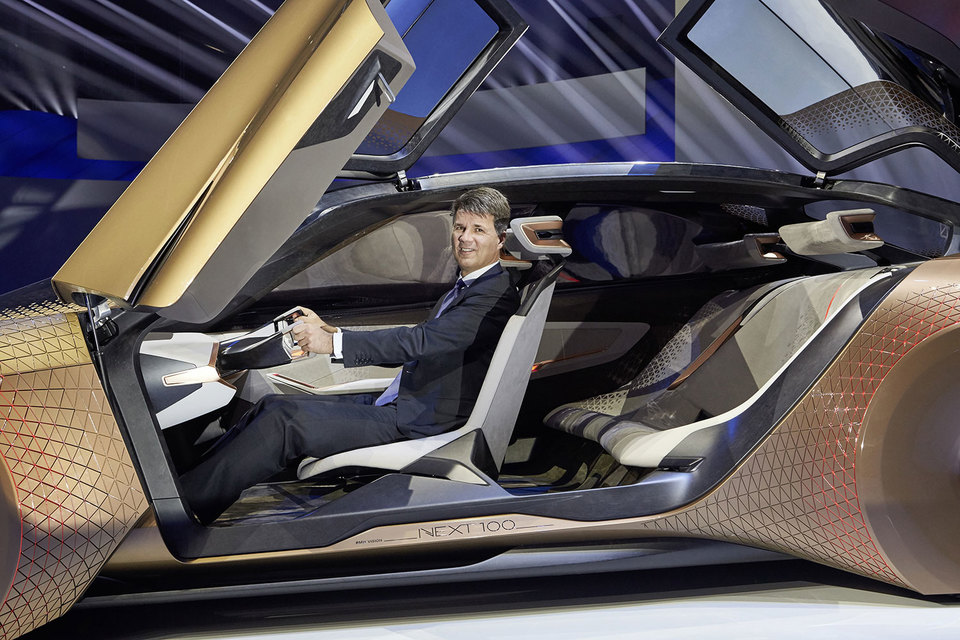 Председатель правления BMW Group Харальд Крюгер представляет концепт Vision Next 100 в Мюнхене