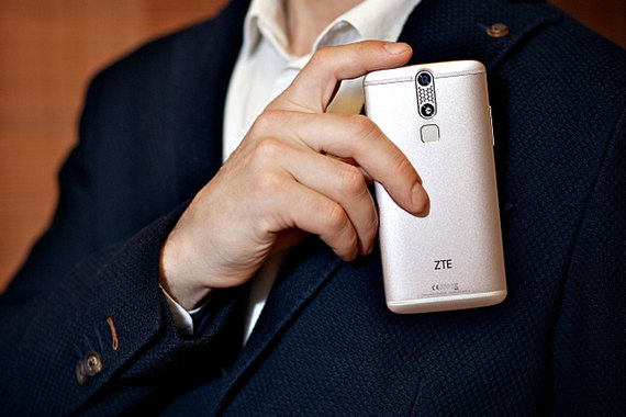 ZTE производит широкий спектр товаров, от смартфонов до сетевого оборудования, широко используя при этом американские комплектующие
