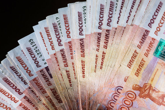 Рубль отжался, а потом снова упал