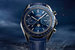 В новинке Omega модели Speedmaster Moonphase Chronograph Master Chronometer (первых часах Omega с функцией фазы луны) тахиметрическая шкала впервые сделана из сплава Liquid metal, а ободки малых циферблатов покрыты родием. Еще одно важное достижение марки — часы получили статус Master Chronometer: антимагнитная технология, запатентованная Omega, позволяет создавать часы, выдерживающие магнитные поля свыше 15 000 гауссов