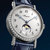 Часы Classique Phase de Lune Dame представляют многие узнаваемые признаки Breguet: фирменные цифры, стрелки и указатели минут, придуманные еще основателем дома Абрахамом-Луи Бреге