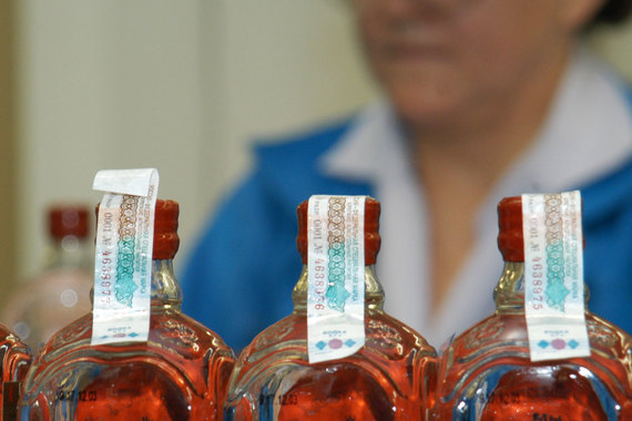 Минфин предлагает приравнять подделку акцизных марок на алкоголь к фальшивомонетничеству