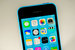 iPhone 5c и iPhone 5s были представлены вместе. 5с (на фото) – это более дешевая версия, он потолще, потяжелее, его корпус сделан из поликарбоната, а не из алюминия, на него установлен процессор Apple A6, как и на iPhone 5. Флеш-память ограничена 32 Гб. Корпуса iPhone стали цветными: зелеными, голубыми, желтыми, красными. 5s – более дорогая версия смартфона, с процессором Apple A7, а не А6, корпусом из алюминия, модификацией с 64 Гб флеш-памяти. Продажи обеих моделей в первые выходные, начавшиеся 20 сентября 2013 г., превысили 9 млн штук. Акции компании после презентации новинки (10 сентября 2013 г.) упали на 5,4%. 5c продавался в США за $99–199 (без контракта) и за $549–649 (с контрактом). Стоимость 5s варьировалась в пределах $199–399 (без контракта) и $649–849 (с контрактом)