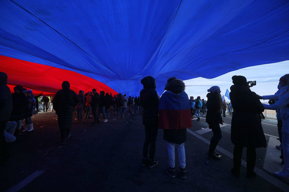 С весны 2015 г. доля людей, испытывающих негативные эмоции, превышает долю оптимистов