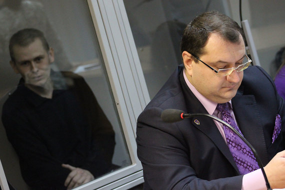Адвокат Юрий Грабовский (справа) и его подзащитный россиянин Александр Александров