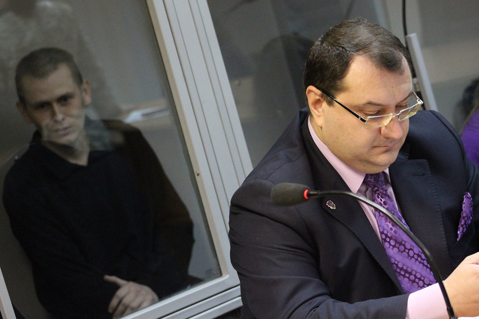Адвокат Юрий Грабовский (справа) и его подзащитный россиянин Александр Александров