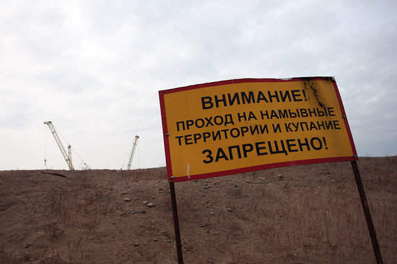 «Леокам» должен укрепить берег по внешней границе намывной территории, построить дороги, тротуары и парковки, провести водопровод и электроснабжение