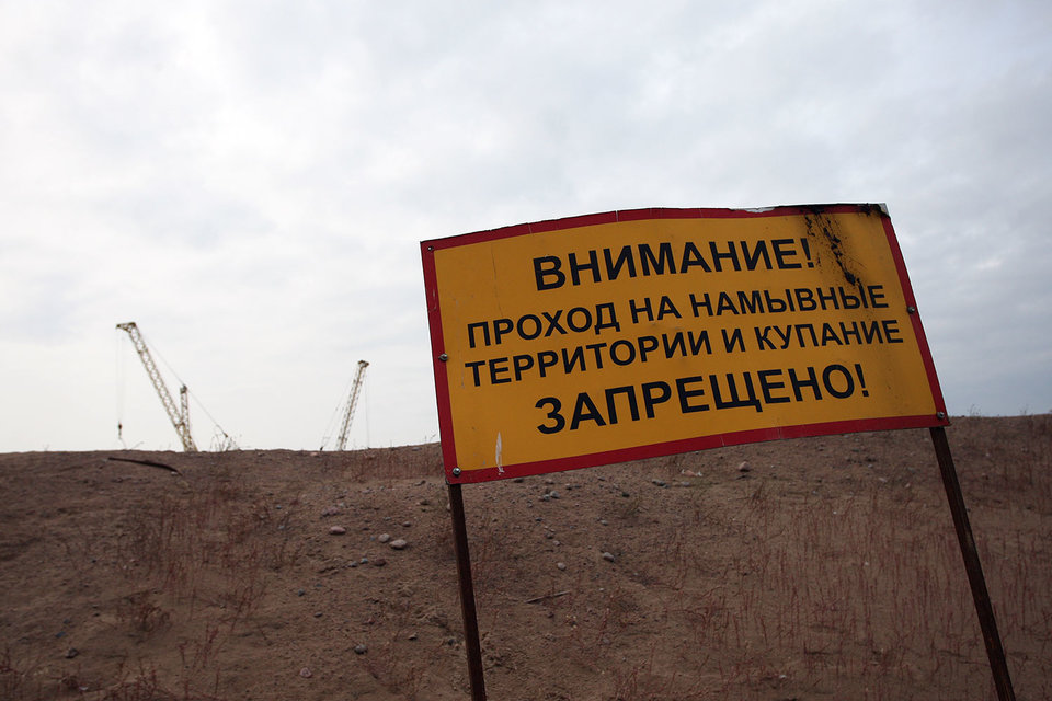 «Леокам» должен укрепить берег по внешней границе намывной территории, построить дороги, тротуары и парковки, провести водопровод и электроснабжение