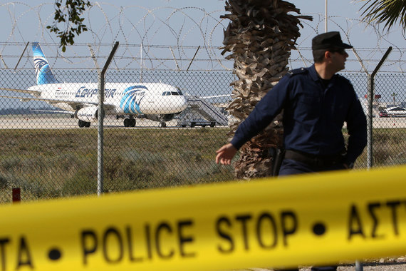 Лайнер A320, летевший внутренним рейсом MS181 из Александрии в Каир, был захвачен около 8.30 утра по местному времени