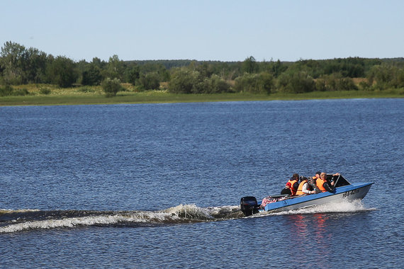 Согласно ст. 27 и 85 Земельного кодекса береговые полосы рек не подлежат приватизации