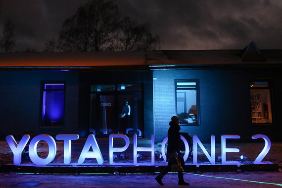 Помимо смартфона YotaPhone компания выпускает программное обеспечение, модемы и роутеры