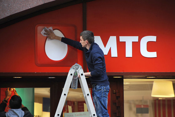 МТС все больше опережает конкурентов по мобильной выручке и OIBDA