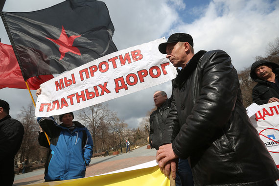 Система сбора платы с грузовиков массой более 12 т работает с 15 ноября прошлого года, ее ввод вызвал протесты перевозчиков и бизнеса