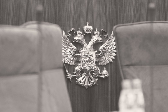 В стране существует официальная система управления: парламент, правительство, аппарат президента – и наряду с ними существует вторая система, тоже замкнутая на главного героя
