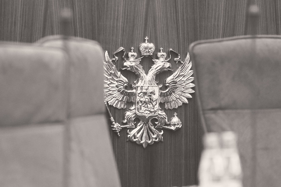 В стране существует официальная система управления: парламент, правительство, аппарат президента – и наряду с ними существует вторая система, тоже замкнутая на главного героя