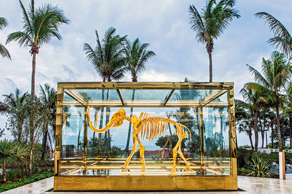 Работа Дэмиена Хёрста Gone but not Forgotten во дворике Faena Hotel Miami Beach, США