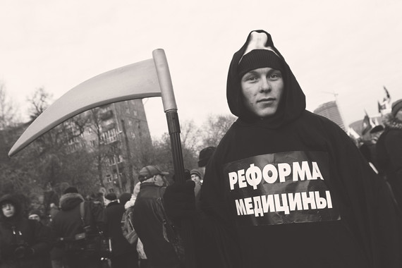 Укрупнение больниц и снижение надбавок врачам вызывает локальные протесты медиков