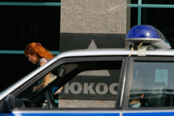 Арбитраж в Гааге в 2014 г. постановил, что Россия должна выплатить экс-акционерам ЮКОСа $50 млрд компенсации