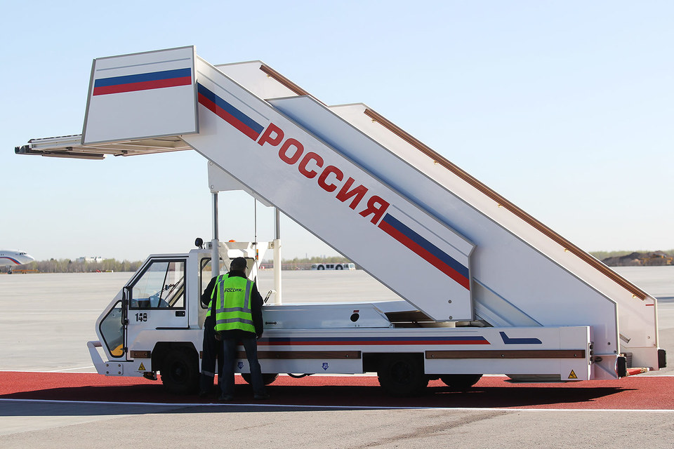 Пассажиры сошли с трапа