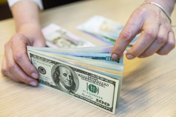 Курсы доллара и евро на Московской бирже взлетели в условиях обвала цен нефти