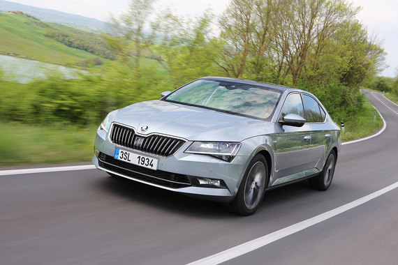 Длинная база дает отличную стабильность на прямой, Skoda Superb едва обращает внимание на послезимнюю колейность полос