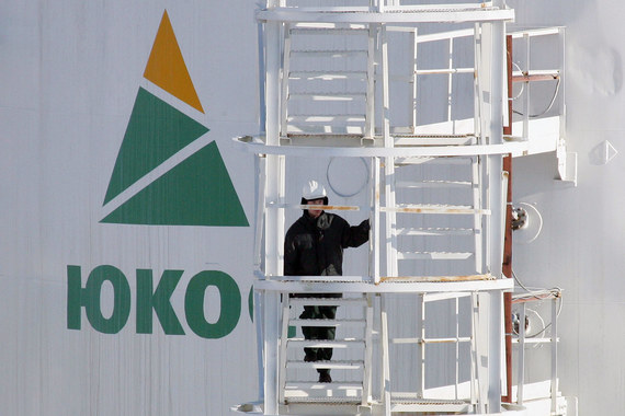 Окружной суд Гааги отменил решение постоянной палаты Третейского суда, обязывающее Россию выплатить $50 млрд бывшим акционерам компании ЮКОС