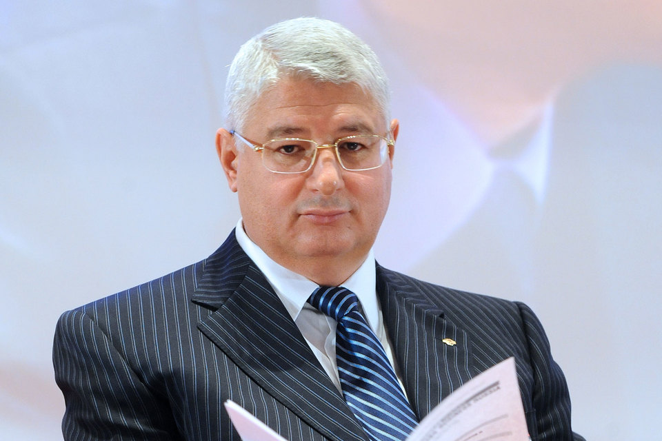 Кациев - бизнес-партнер Игоря Кесаева, контролирующего акционера в крупнейшем российском табачном дистрибуторе «Мегаполис», крупном продовольственном ритейлере «Дикси» и др.