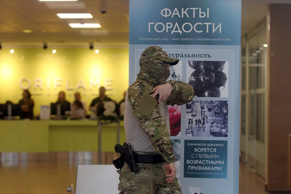В пятницу, 22 апреля, в московском офисе шведской Oriflame на ул. Усачева, 37, стр. 1, а также в логистическом центре компании в Ногинске сотрудники правоохранительных органов проводили масштабную внеплановую проверку