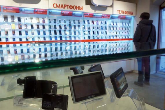 В марте и апреле ритейлеры несколько раз снижали цены на смартфоны
