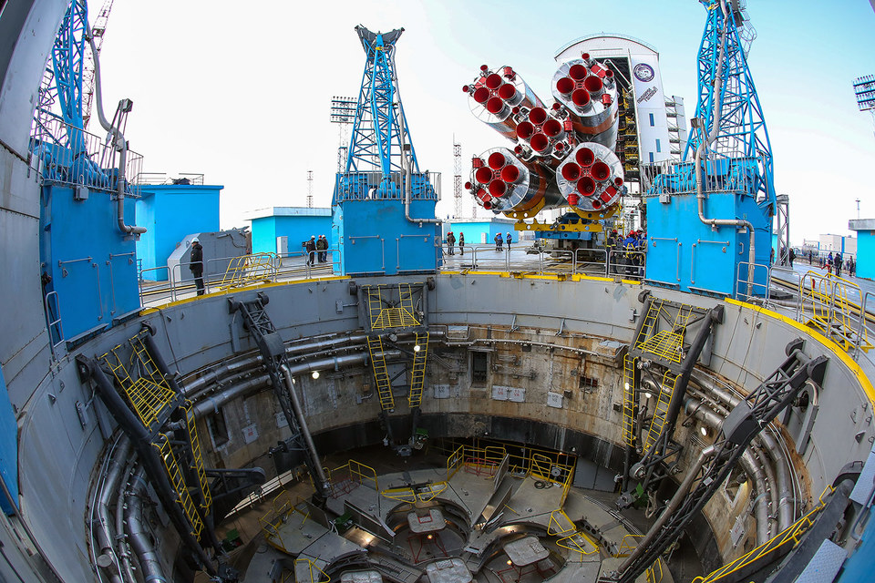 Установка ракеты "Союз-2.1а" с космическими аппаратами "Ломоносов", "Аист-2Д" и SamSat-218 на огневое кольцо стартового комплекса космодрома "Восточный"