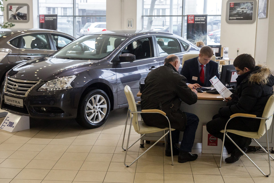 Продажи автомобилей стали падать медленнее