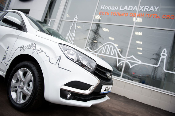 Продажи «АвтоВАЗа» в России выросли впервые за 1,5 года. Помогли спрос на новинки – Lada Vesta и Xray – и скидки по госпрограммам поддержки рынка