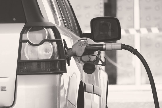 Низкая конкуренция позволяет нефтяным компаниям выставлять автолюбителям розничные цены, существенно превышающие оптовые