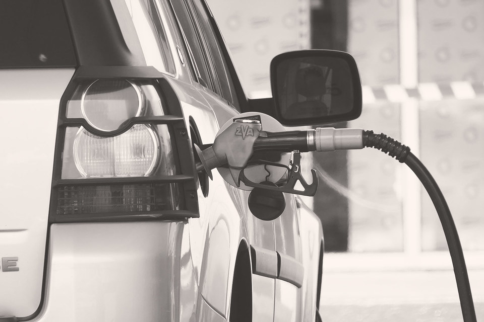 Низкая конкуренция позволяет нефтяным компаниям выставлять автолюбителям розничные цены, существенно превышающие оптовые