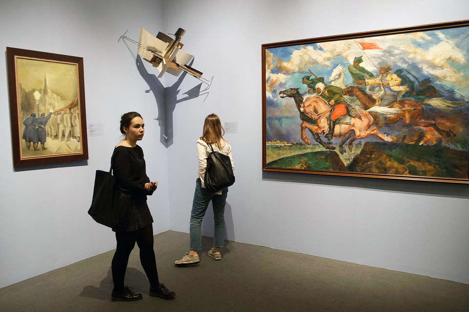 В углу – реконструкция контррельефа Татлина
