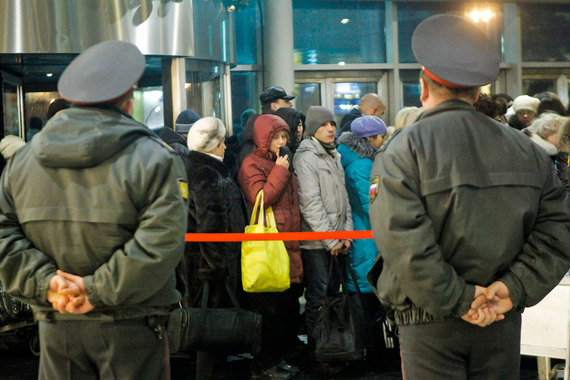 В письме Медведеву Янковек призывает, чтобы безопасность в зонах общего доступа обеспечивали и несли за нее ответственность силовые структуры, а не операторы аэропортов